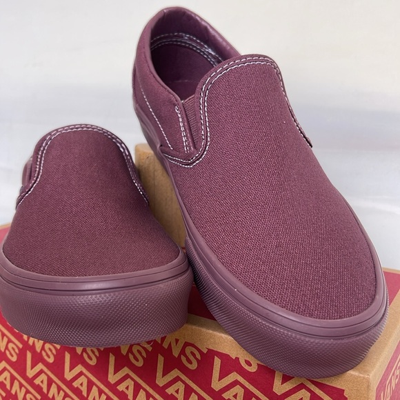 Vans WMNS Classic Slip-On
Pastel Mono Plum Wine
VN000CT5CHI
Sneakers - Picture 10 of 16